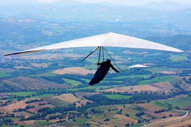 Hang glider dağlarda uçan