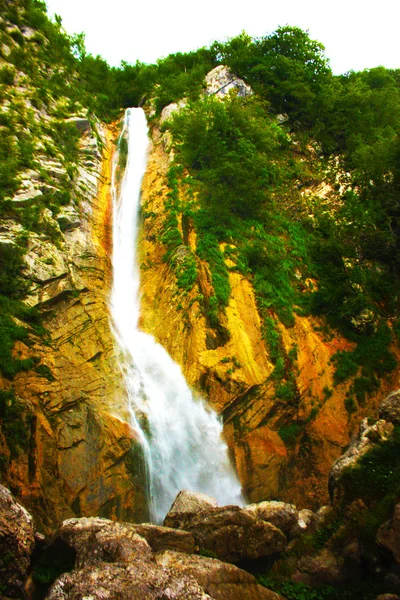 Toller Wasserfall in den Alpen — Stockfoto