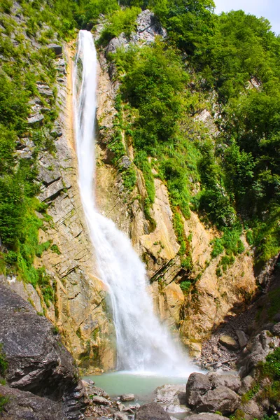 Удивительный водопад в Альпах — стоковое фото