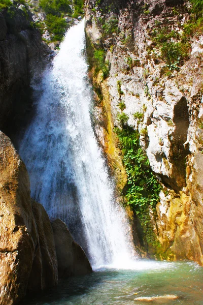 Geweldige waterval in de Alpen — Stockfoto