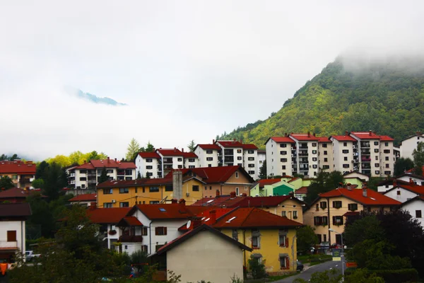 Piccola città nelle Alpi — Foto Stock