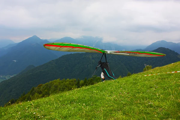 滑翔机飞行在阿尔卑斯山 — 图库照片