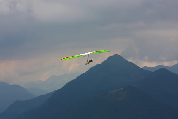 Hang glider flying in the Alps — Stock Photo, Image
