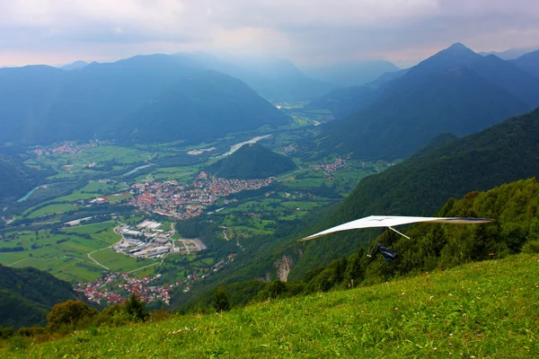Дельтаплан політ в Альпах — стокове фото