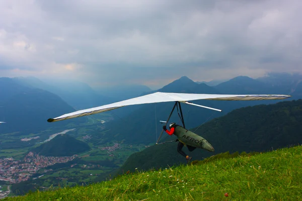 Planeur suspendu volant dans les Alpes — Photo