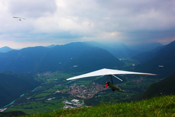 알프스에서 비행 하는 행글라이더 — 스톡 사진