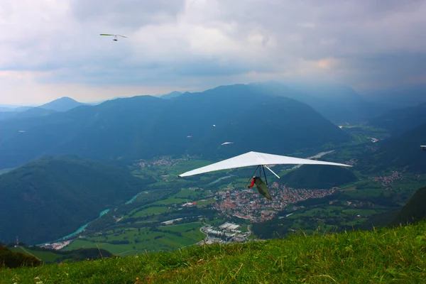 Hangen-zweefvliegtuig vliegen in de Alpen — Stockfoto