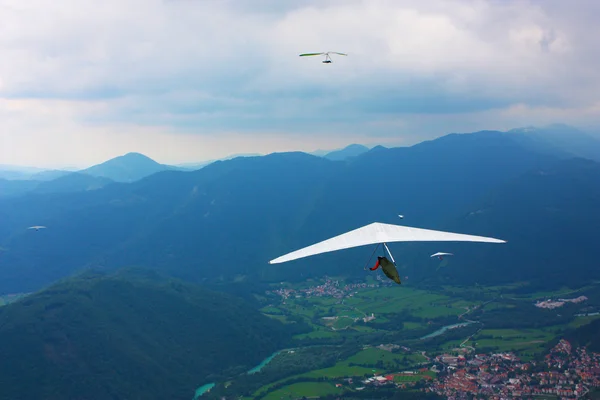 Závěsný kluzák létání v Alpách — Stock fotografie