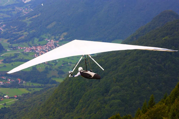 Летящий дельтаплан в Альпах — стоковое фото
