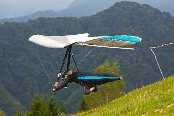 Κολλάει ανεμόπτερο που φέρουν στις Άλπεις — Φωτογραφία Αρχείου