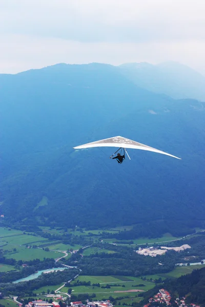 Deltaplano che vola sulle Alpi — Foto Stock