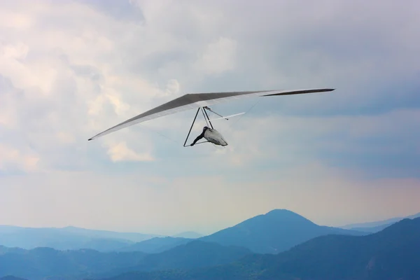 Hängglidare som flyger i Alperna — Stockfoto