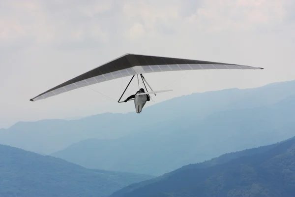 Hang planador voando nos Alpes — Fotografia de Stock