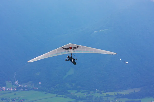 Hang glider Alpler'de uçan — Stok fotoğraf