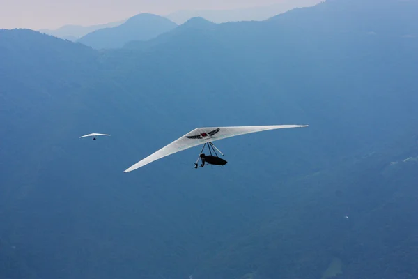 滑翔机飞行在阿尔卑斯山 — 图库照片