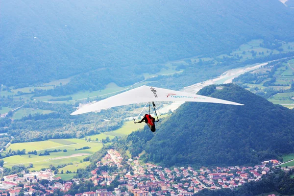 Hangen-zweefvliegtuig vliegen in de Alpen — Stockfoto