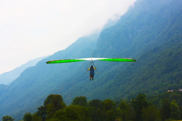 アルプスに飛ぶハング グライダー — ストック写真