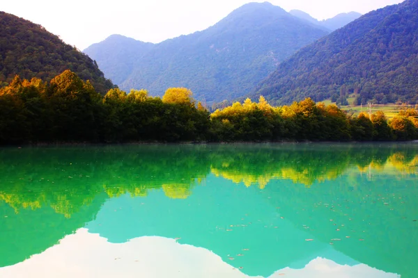 Όμορφο ποταμό στις Άλπεις, Σλοβενία — Φωτογραφία Αρχείου