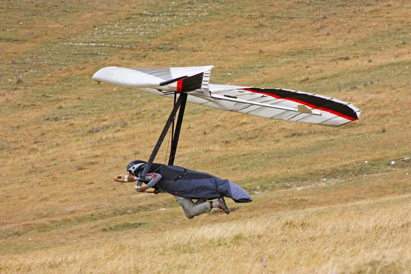 Planeador colgante volando en los Apeninos Italianos — Foto de Stock