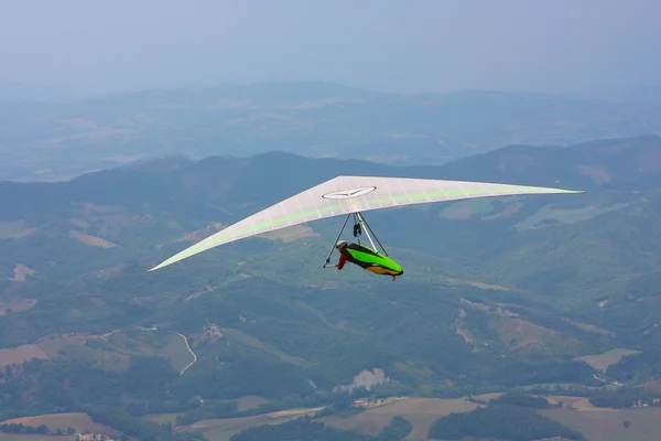 Hängglidare som flyger i italienska Apenninerna — Stockfoto
