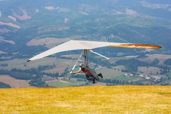 Дельтаплан, летающий в итальянских Апеннинах — стоковое фото