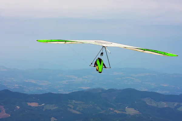 Planeador colgante volando en los Apeninos Italianos —  Fotos de Stock