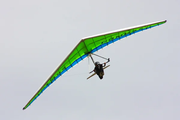 Závěsný kluzák létání v italské Apeniny — Stock fotografie