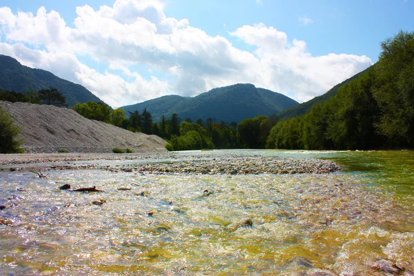在阿尔卑斯山，斯洛文尼亚条美丽的河 — 图库照片