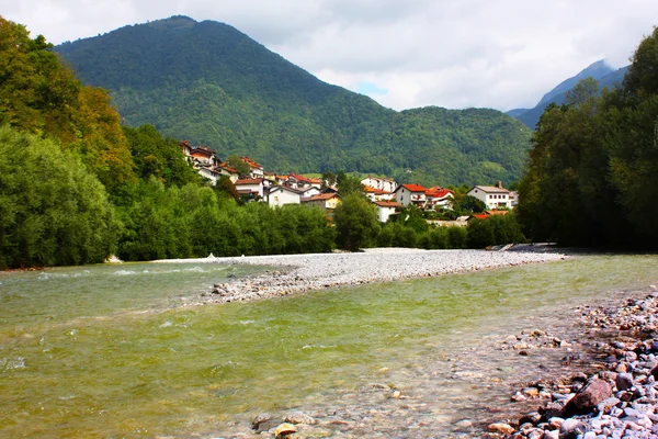 Bellissimo fiume nelle Alpi, Slovenia — Foto Stock