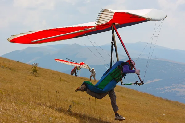 滑翔机飞行在意大利亚平宁山脉 — 图库照片