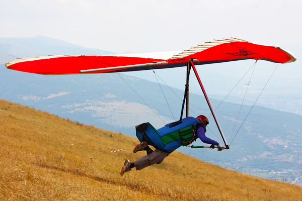 Planeador colgante volando en los Apeninos Italianos — Foto de Stock