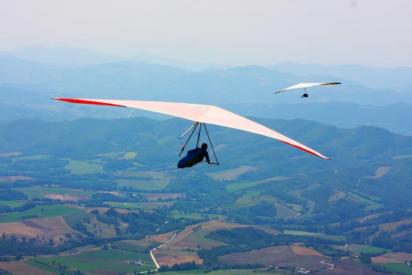Deltaplane volant dans les Apennins italiens — Photo