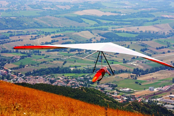 Deltaplane volant dans les Apennins italiens — Photo