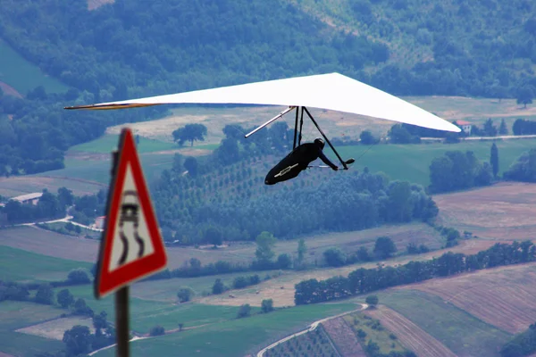 Hang planador voando nos Apeninos italianos — Fotografia de Stock