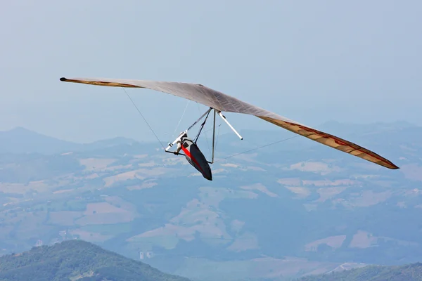 Дельтаплан, летающий в итальянских Апеннинах — стоковое фото