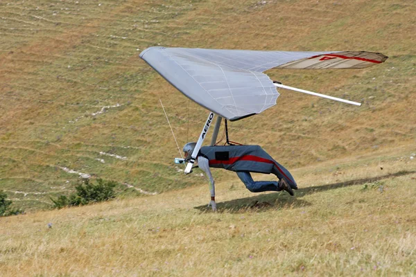 Hang planador voando nos Apeninos italianos — Fotografia de Stock