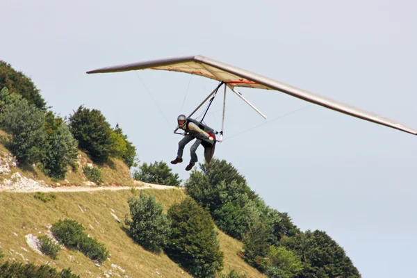 Hang glider flying in the Italian Apennines — Stock Photo, Image