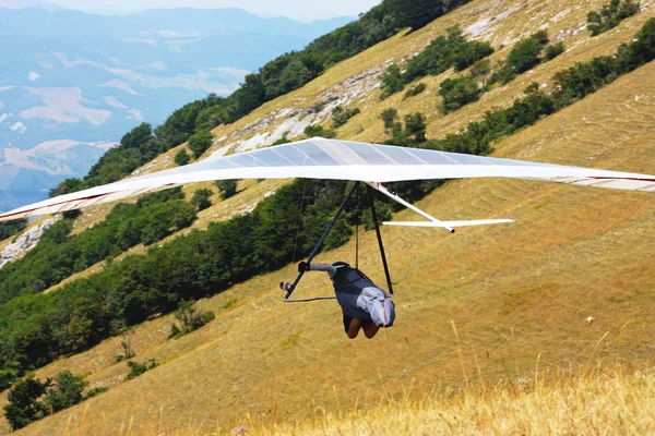 Hangen-zweefvliegtuig vliegen in de Italiaanse Apennijnen — Stockfoto