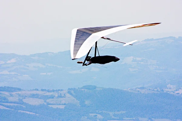イタリアのアペニン山脈で飛ぶハング グライダー — ストック写真