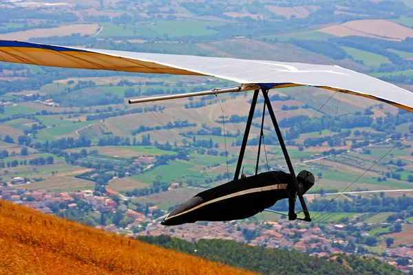 Hangen-zweefvliegtuig vliegen in de Italiaanse Apennijnen — Stockfoto
