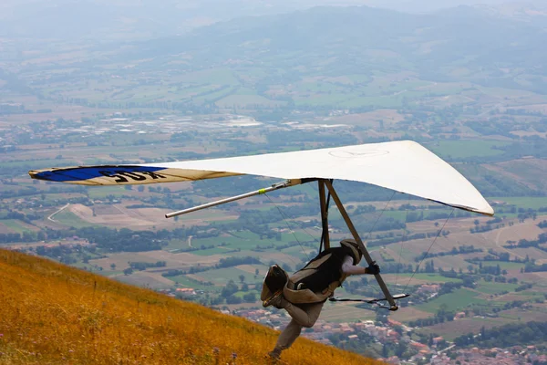 Planeador colgante volando en los Apeninos Italianos —  Fotos de Stock