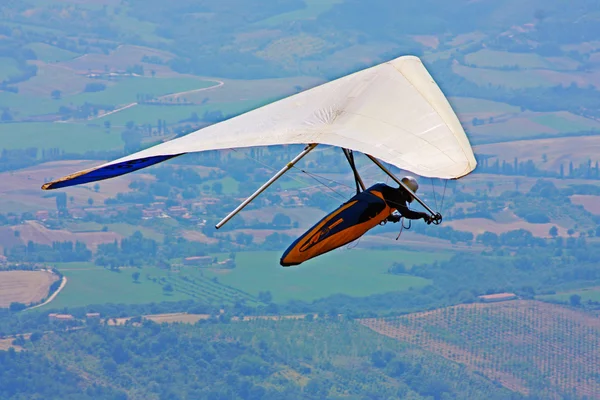 Závěsný kluzák létání v italské Apeniny — Stock fotografie