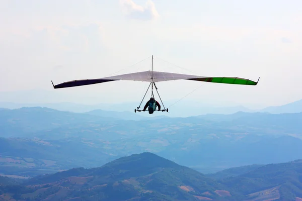Hang glider dağlarda uçan — Stok fotoğraf