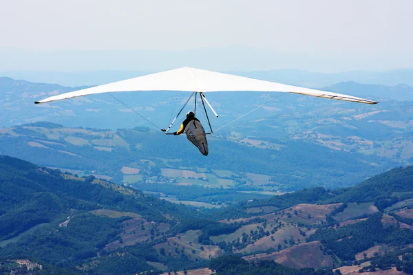 Hangen-zweefvliegtuig vliegen in de bergen — Stockfoto
