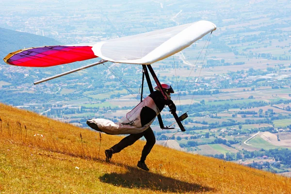 Летящий в горах дельтаплан — стоковое фото