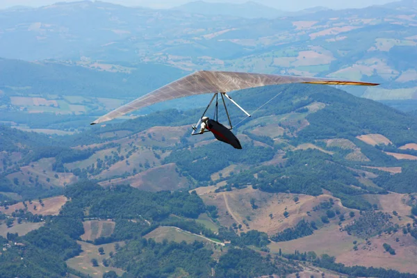 Hang planador voando nas montanhas — Fotografia de Stock