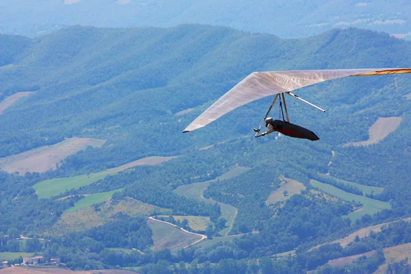 Hang Vitorlázó repülő a hegyekben — Stock Fotó