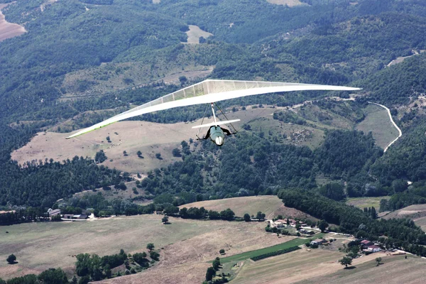 Drachenfliegen in den Bergen — Stockfoto
