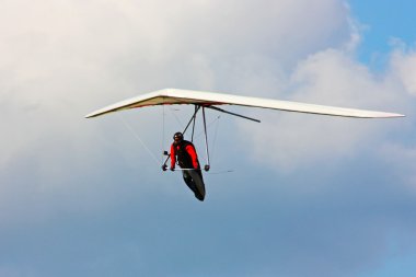 Hang glider dağlarda uçan