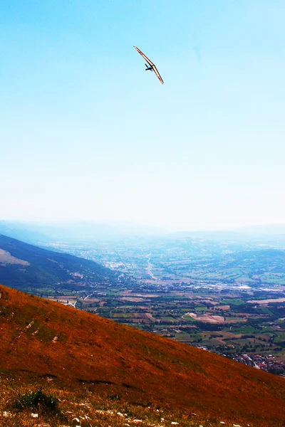 Hang Vitorlázó repülő a hegyekben — Stock Fotó